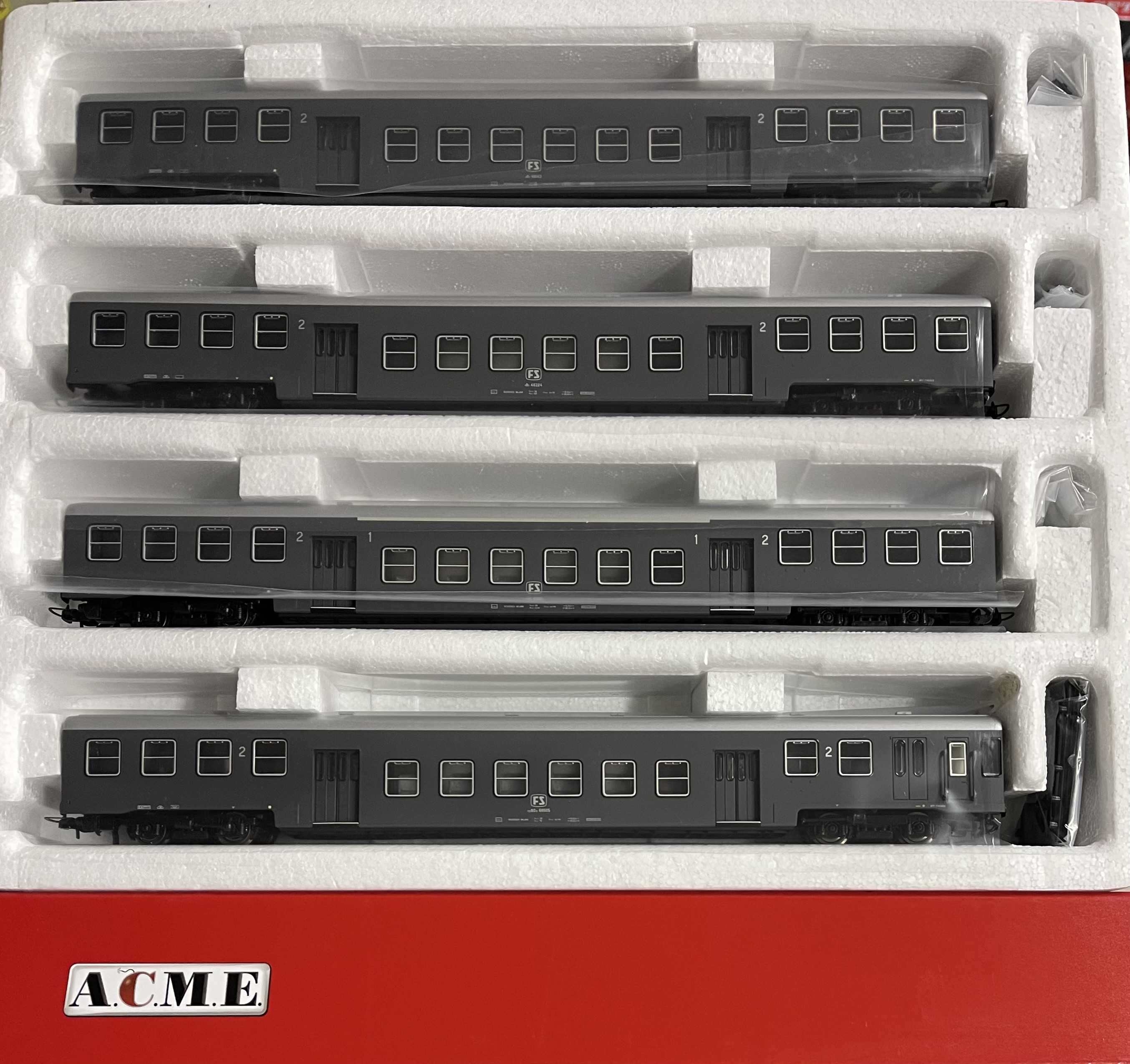 ACME 50053 set tre carrozza e una semipilota livrea grigio  ep.III