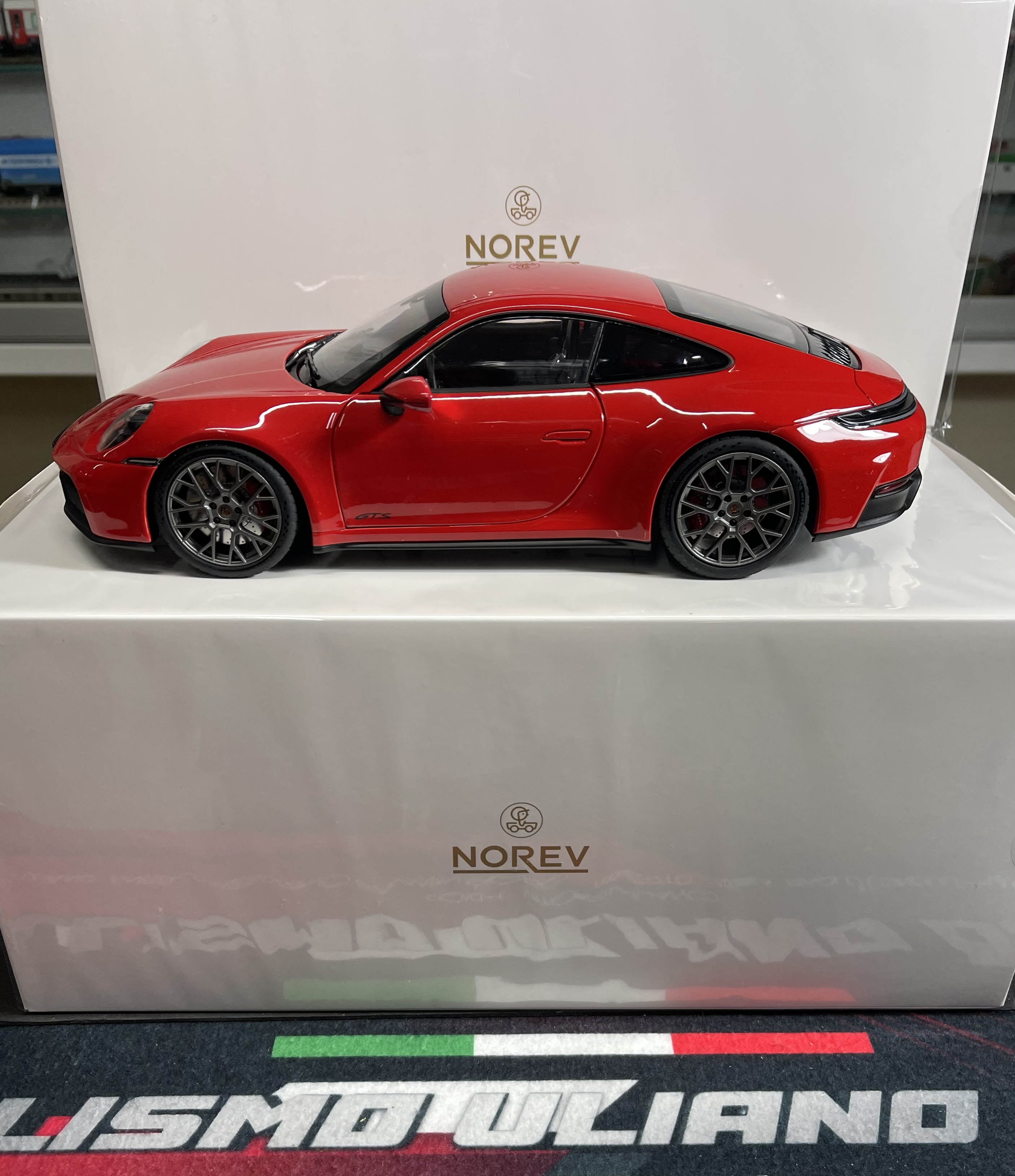 NOREV 187171 PORSCHE - 911 CARRERA 4 GTS COUPE 2024 - RED - 1/18